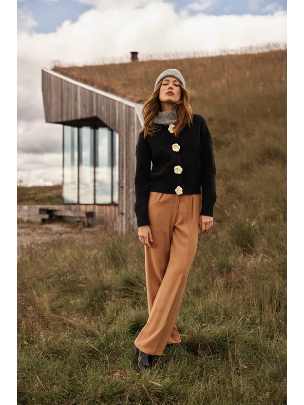 Moodo Crni kardigan s cvijetnom aplikacijom Moodo