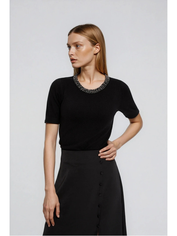 Moodo Crni džemper s dekorativnim izrezom Moodo