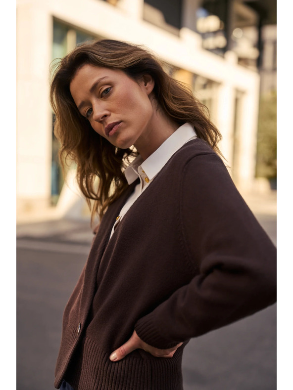 Moodo Smeđi kardigan s dekorativnim gumbom Moodo