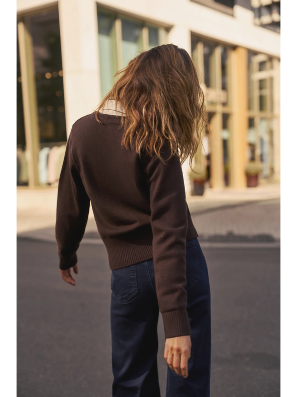 Moodo Smeđi kardigan s dekorativnim gumbom Moodo