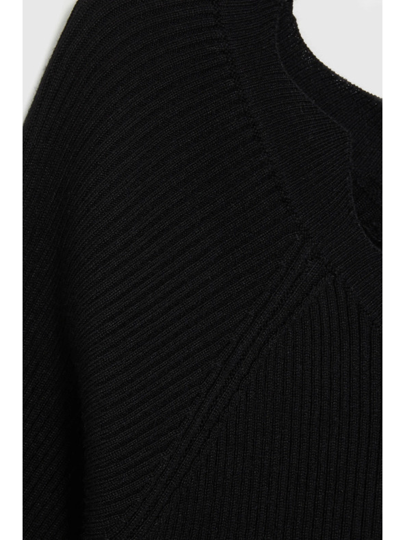 Moodo Uski crni džemper Moodo