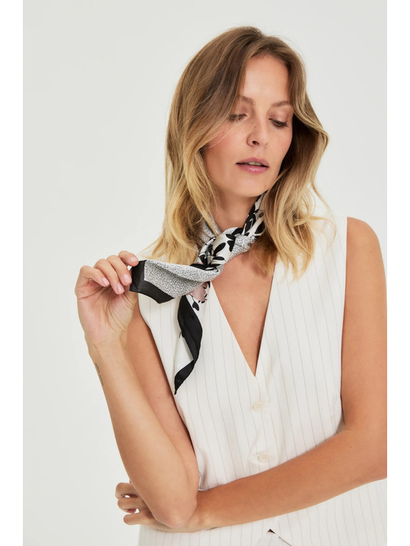 Moodo Maramka s cvjetnim uzorkom crna Moodo