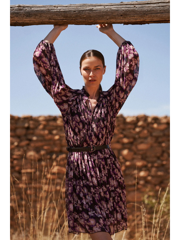 Moodo Plisirane haljine s pojasom smeđe Moodo