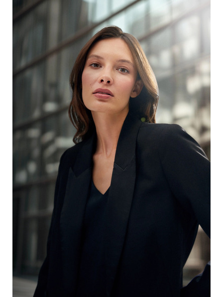 Moodo Elegantno crno sako s ukrasnim reverima Moodo