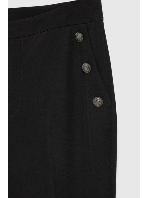 Moodo Crne hlače s dekorativnim gumbima na džepovima Moodo