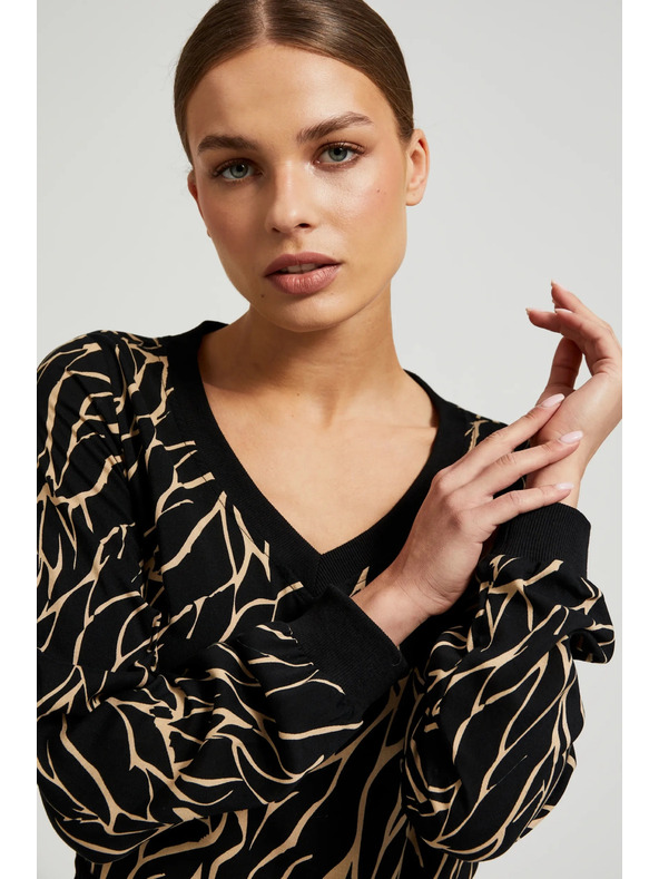 Moodo Viskozna crna košulja s V-izrezom Moodo