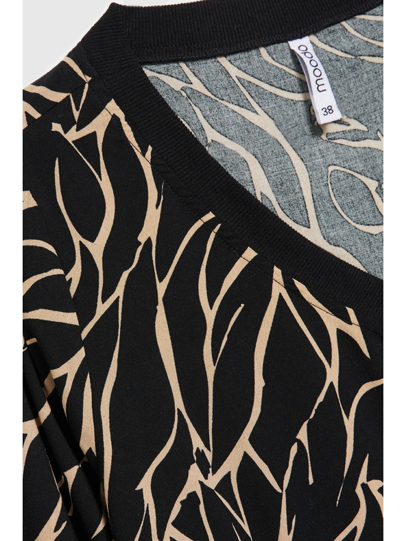 Moodo Viskozna crna košulja s V-izrezom Moodo