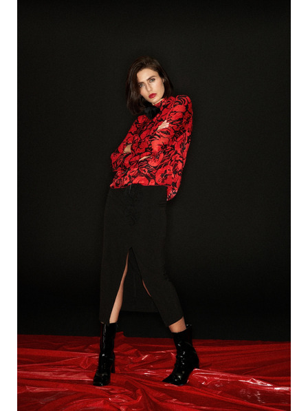 Moodo Crna suknja s dekorativnom ružom i prorezom Moodo