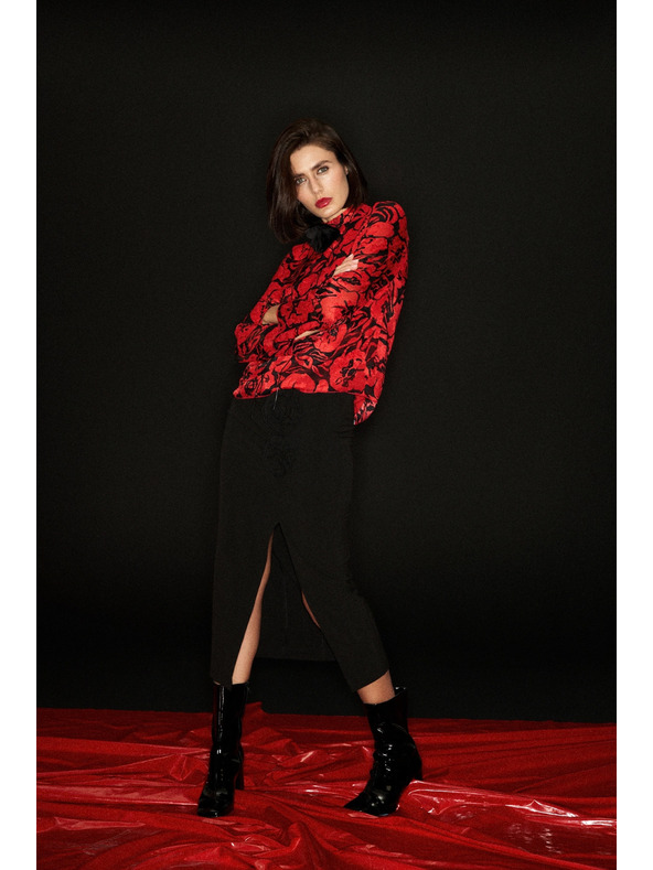 Moodo Crna suknja s dekorativnom ružom i prorezom Moodo