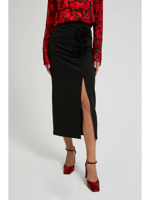 Moodo Crna suknja s dekorativnom ružom i prorezom Moodo