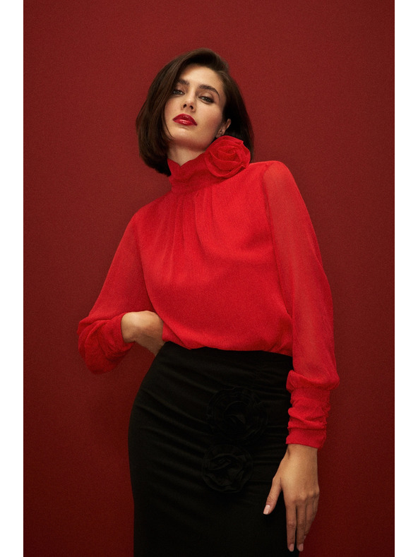 Moodo Elegantna košulja s dekorativnom ružom crvena Moodo