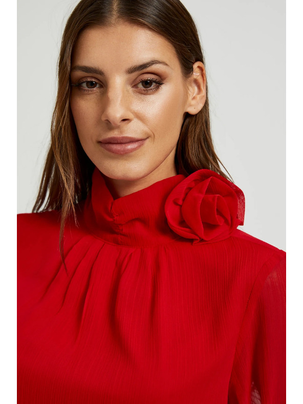 Moodo Elegantna košulja s dekorativnom ružom crvena Moodo