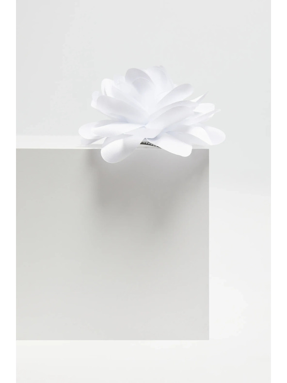 Moodo Broš s materijalnim cvijetom bijela Moodo