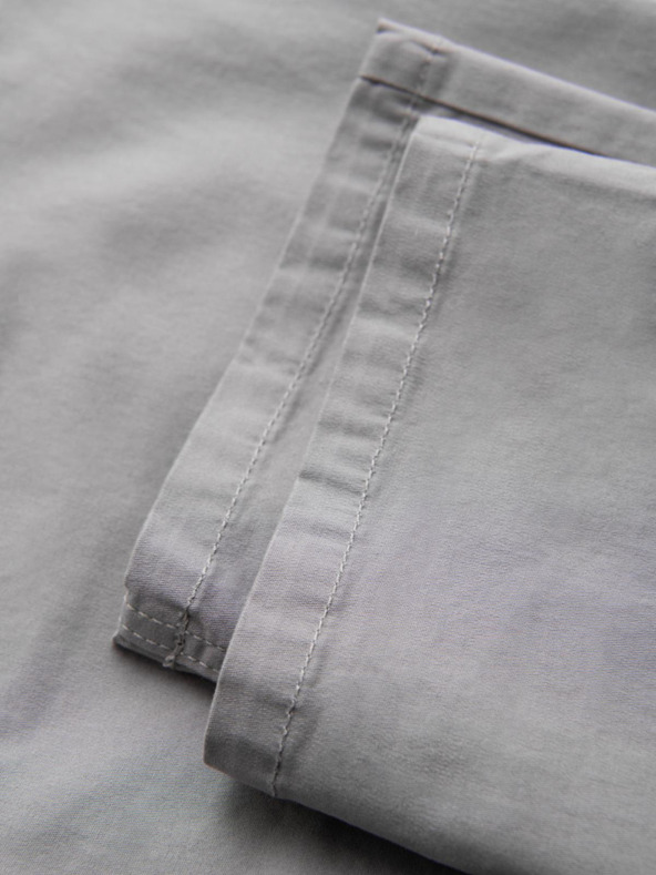 Ombre Clothing Svijetlo sive muške chino hlače s ukrasnim remenom Ombre Clothing