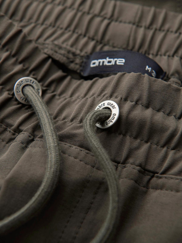 Ombre Clothing Muške jogger hlače s džepovima i printom u tamno maslinastoj Ombre odjeći