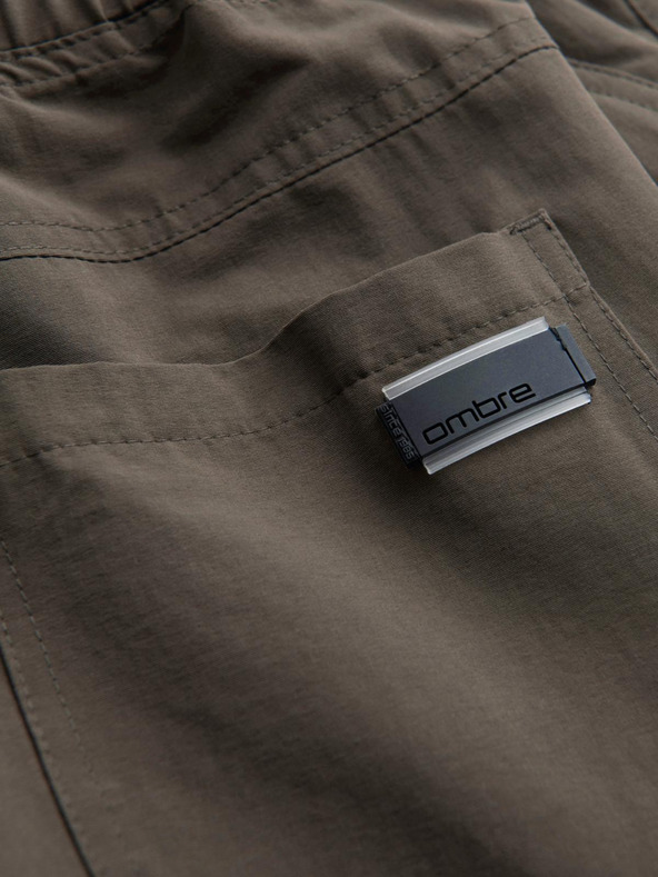 Ombre Clothing Muške jogger hlače s džepovima i printom u tamno maslinastoj Ombre odjeći