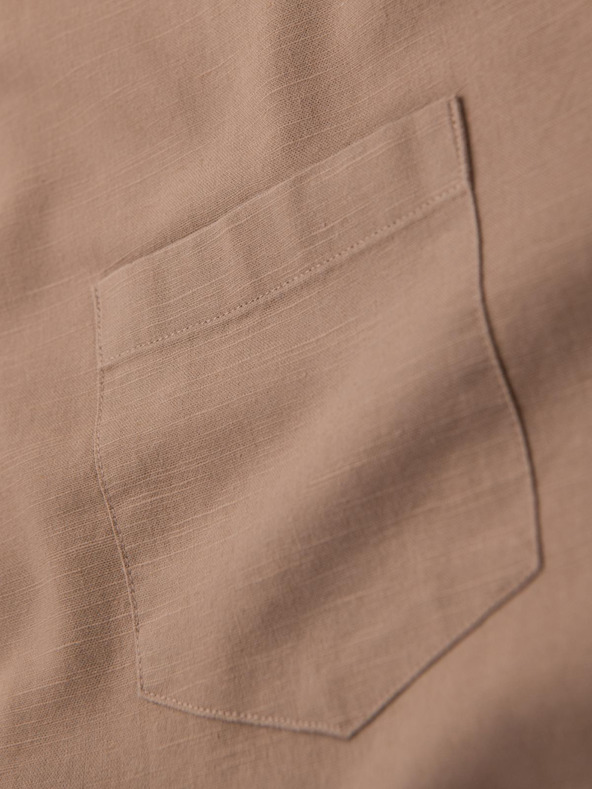 Ombre Clothing Muška platnena košulja s uspravnim ovratnikom i džepom REGULAR FIT - svijetlo smeđa