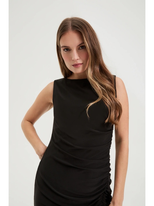 Moodo Prilegajuća haljina s nabor crna Moodo