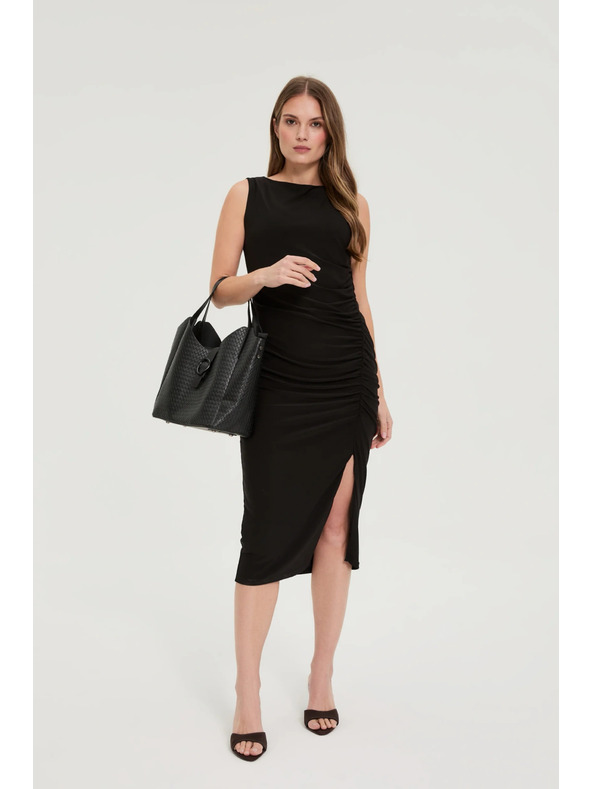 Moodo Prilegajuća haljina s nabor crna Moodo