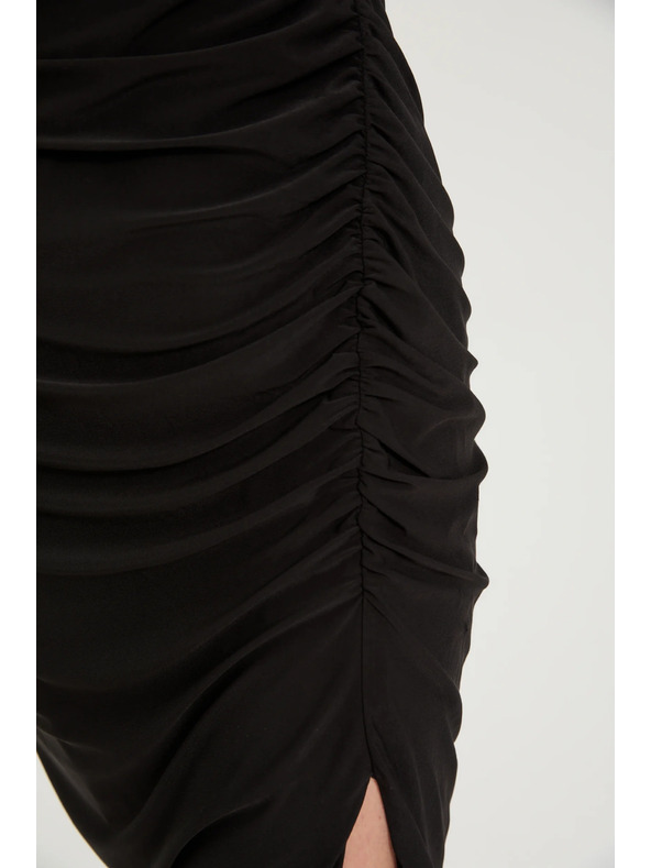 Moodo Prilegajuća haljina s nabor crna Moodo