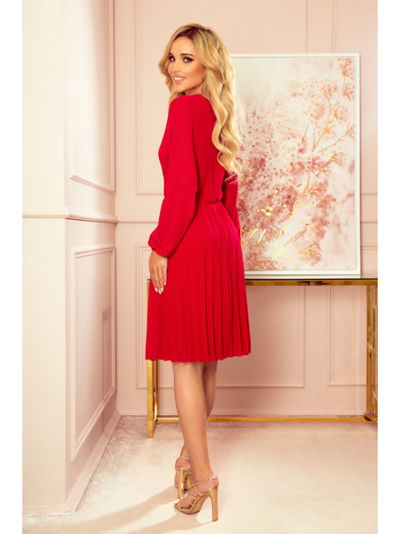 numoco ISABELLE Plisirana haljina s izrezom i dugim rukavima - Crvena