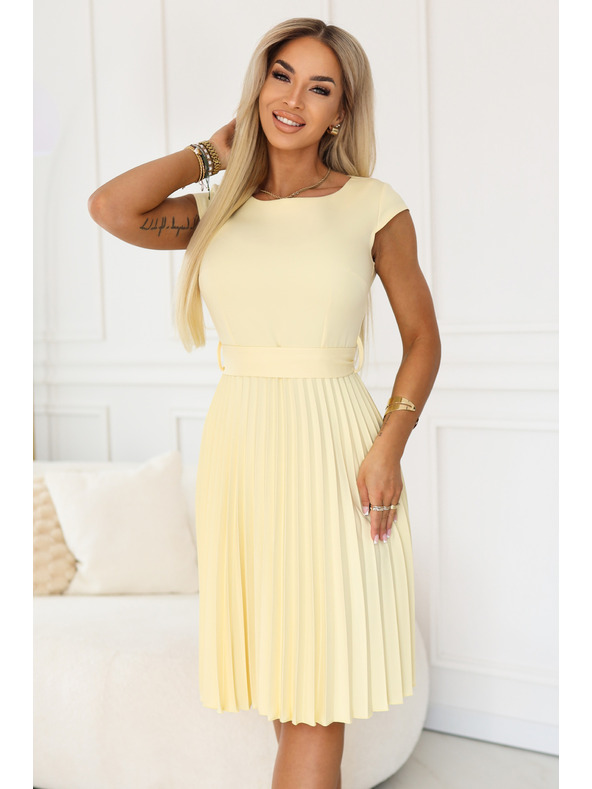 numoco LILA Klasična naborana haljina s kratkim rukavom i pojasnom - boje maslaca