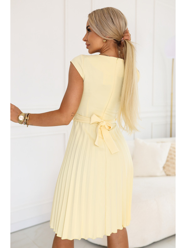 numoco LILA Klasična naborana haljina s kratkim rukavom i pojasnom - boje maslaca