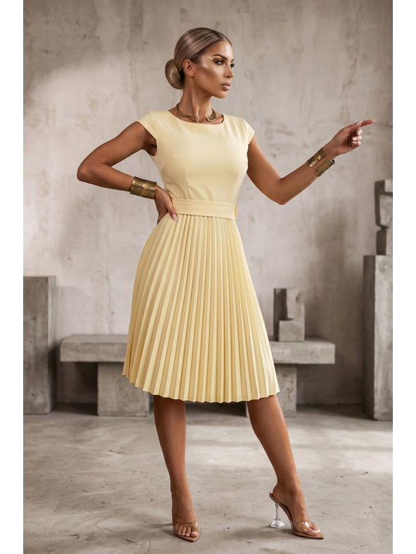 numoco LILA Klasična naborana haljina s kratkim rukavom i pojasnom - boje maslaca