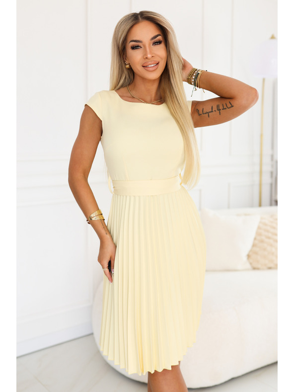 numoco LILA Klasična naborana haljina s kratkim rukavom i pojasnom - boje maslaca