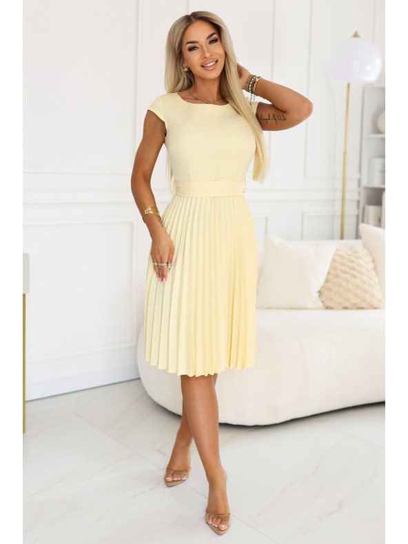 numoco LILA Klasična naborana haljina s kratkim rukavom i pojasnom - boje maslaca