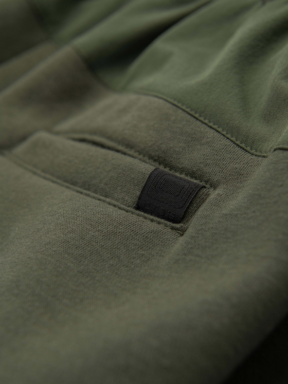 Ombre Clothing Muške trenirke JOGGER s džepovima na bedrima i kontrastnim vstavljenim dijelovima - maslinasto zelena V5 OM-PASK-0222 Ombre Clothing